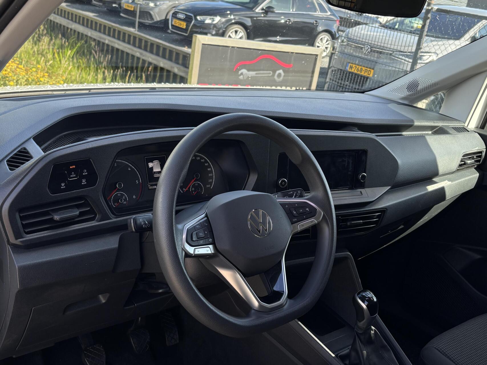 Foto van Volkswagen Caddy Modified Partition Wall