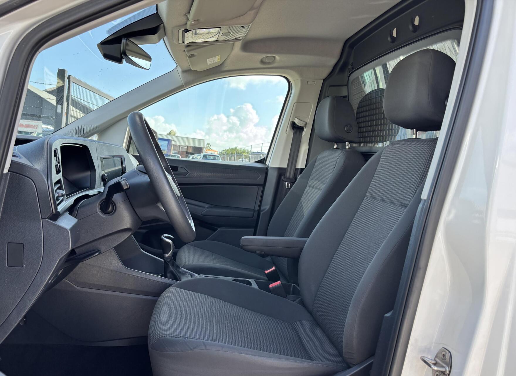 Foto van Volkswagen Caddy Modified Partition Wall