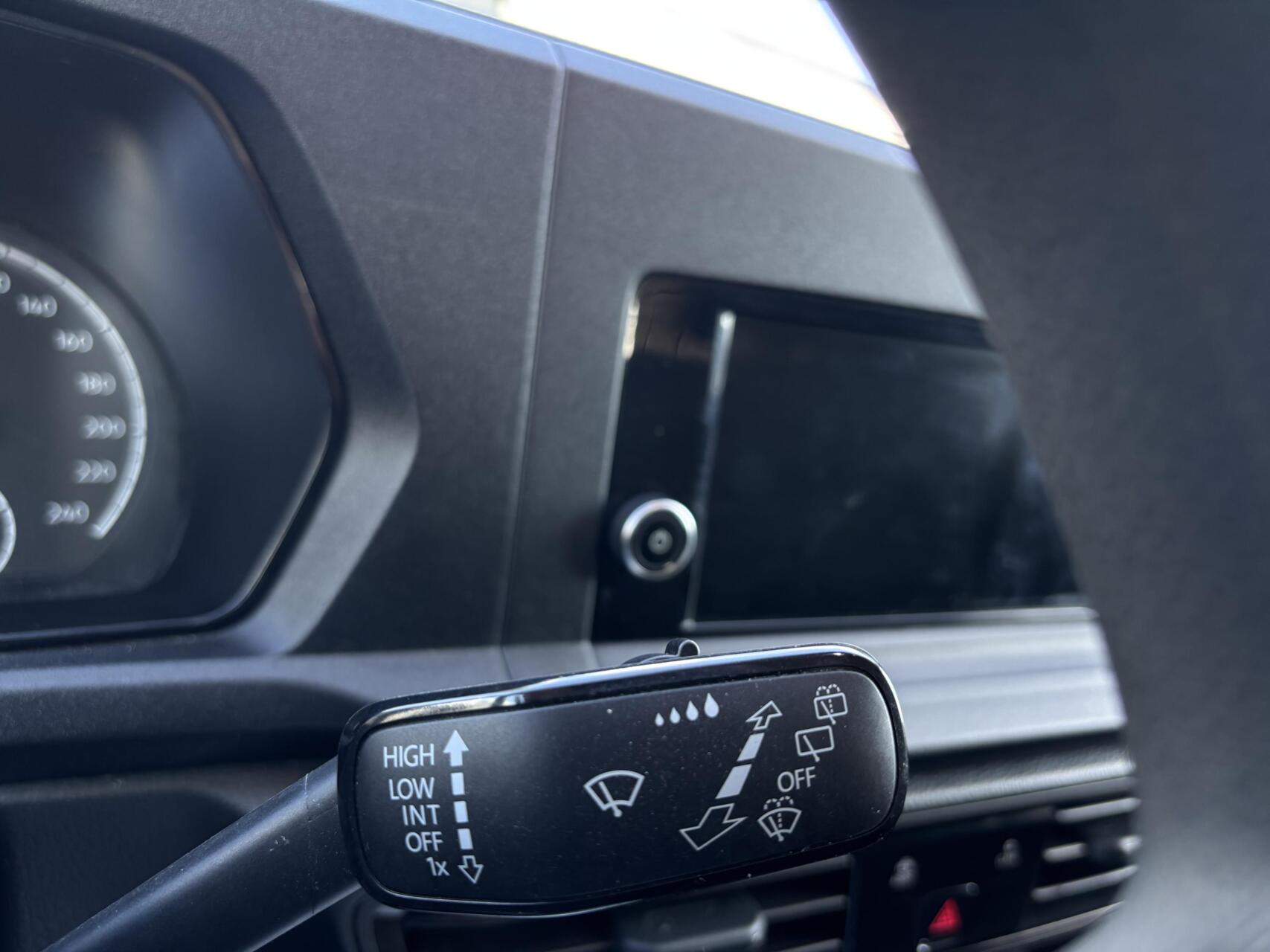 Foto van Volkswagen Caddy Modified Partition Wall