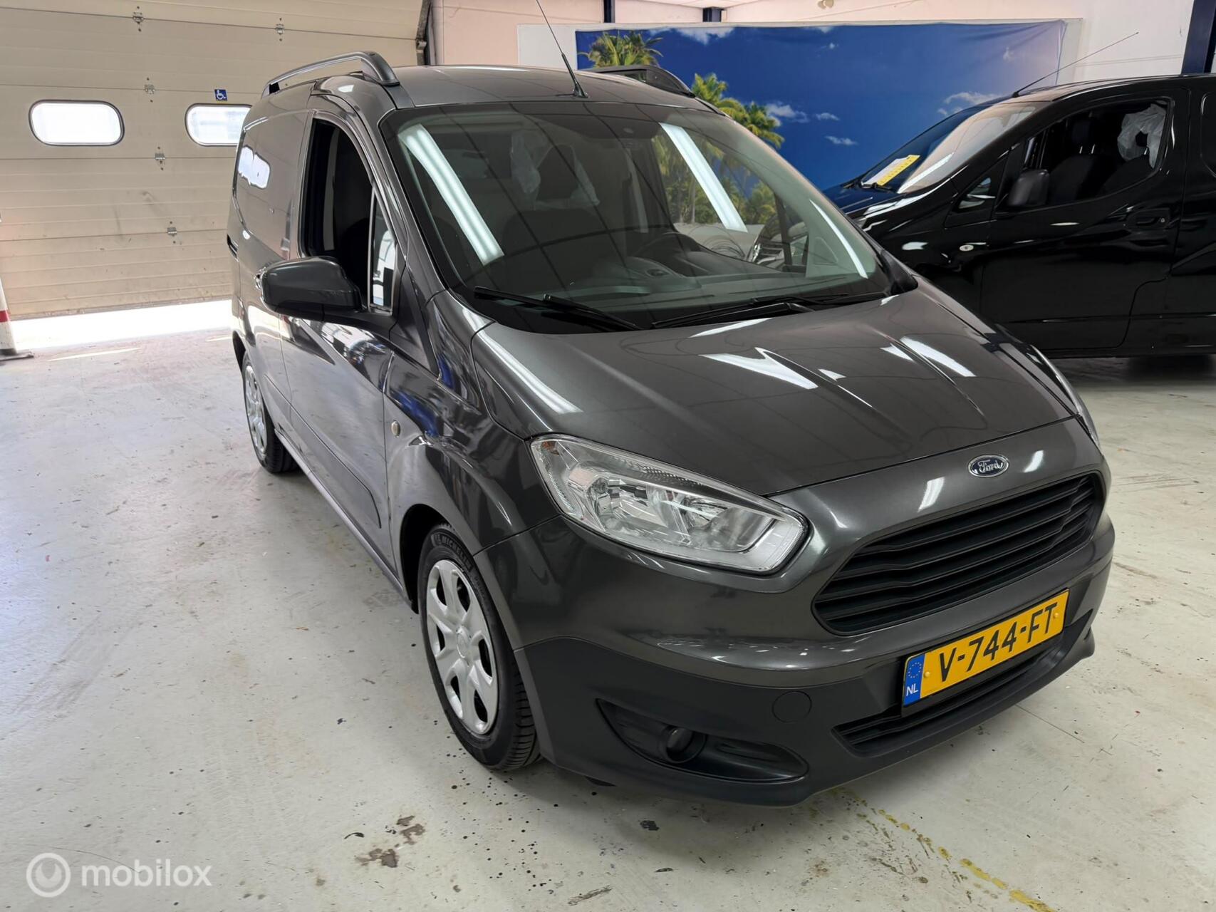 Ford Transit Courier 1.5 TDCI Airco Cruise 2017 - voorkant