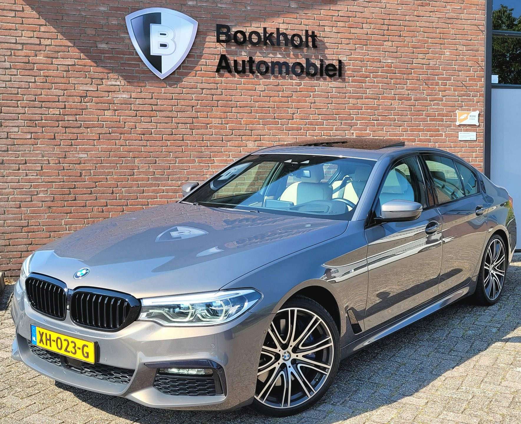 BMW 540i 540i M-sport, Schuifdak, ACC, Trekhaak, VOL! (1e Eig. NL NAP) - Alvit Grau 2019 - voorkant