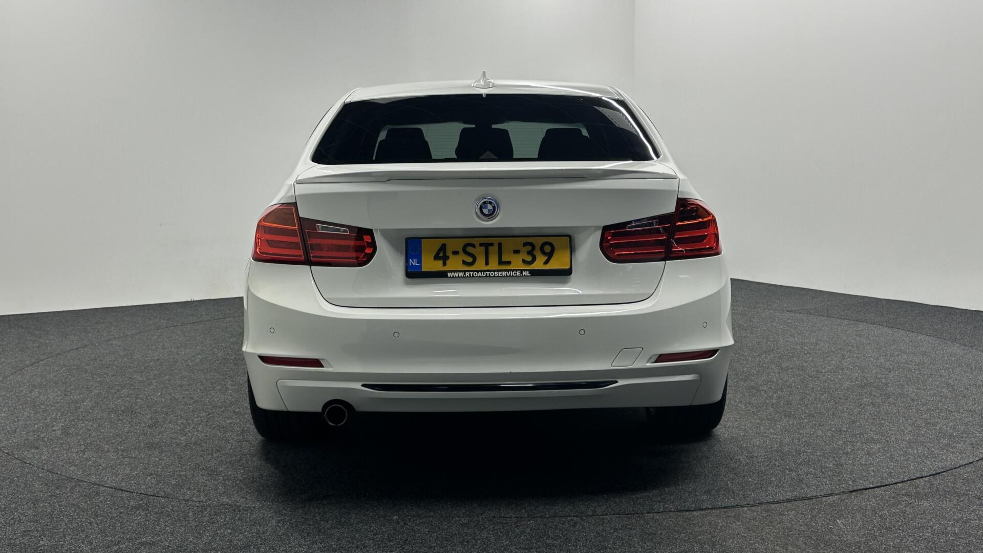 Foto van BMW 320i Ed