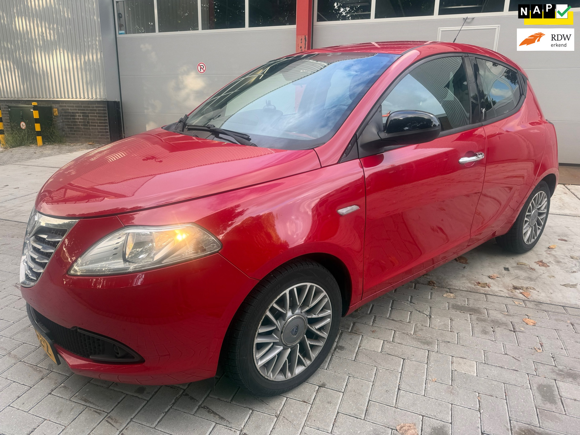 Lancia Ypsilon 0.9 TwinAir Black & Red 2012 - voorkant