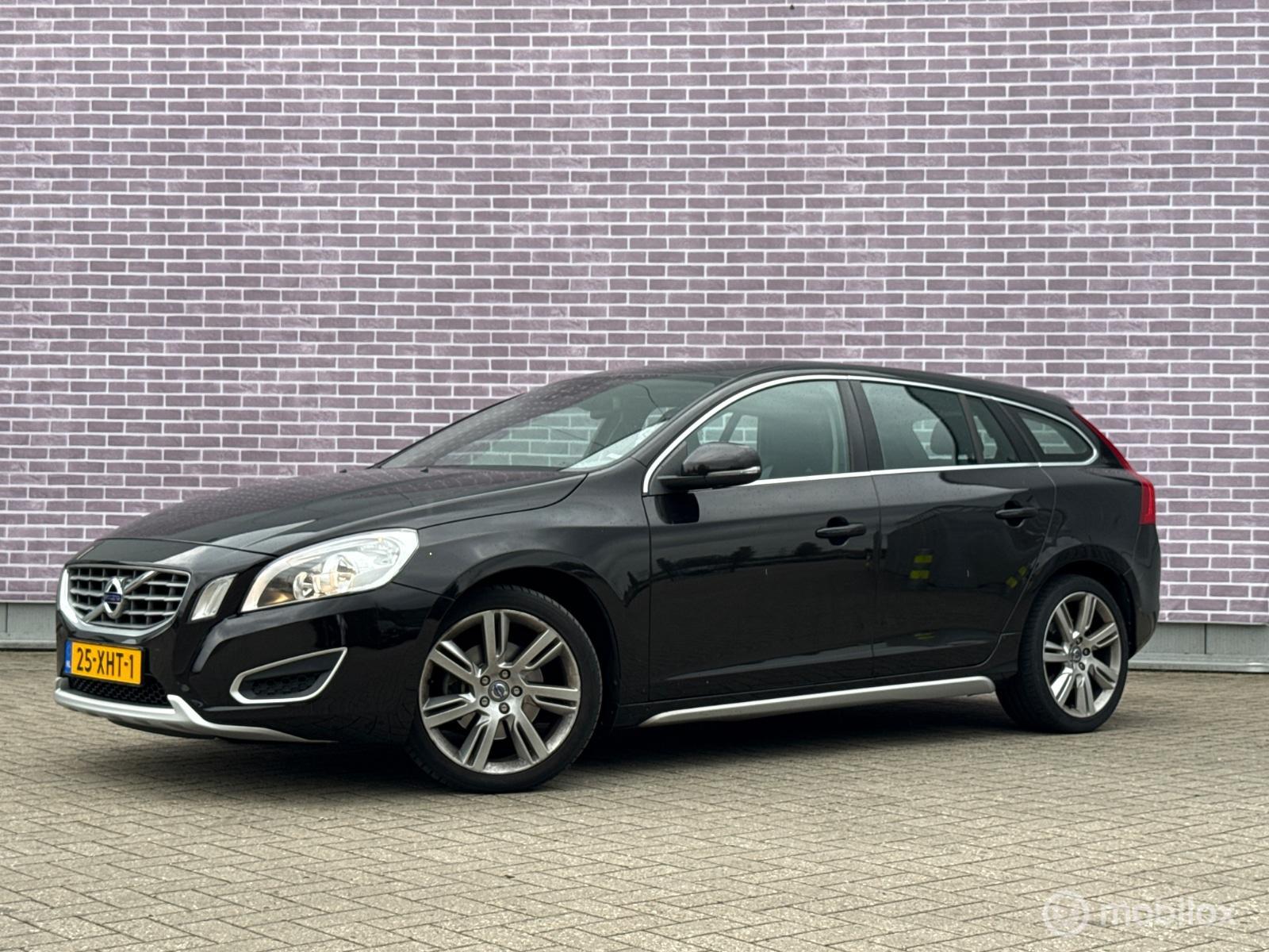 Volvo V60 1.6 T3 Momentum Compl. Volvo onderhouden Navi, Leer 2012 - voorkant