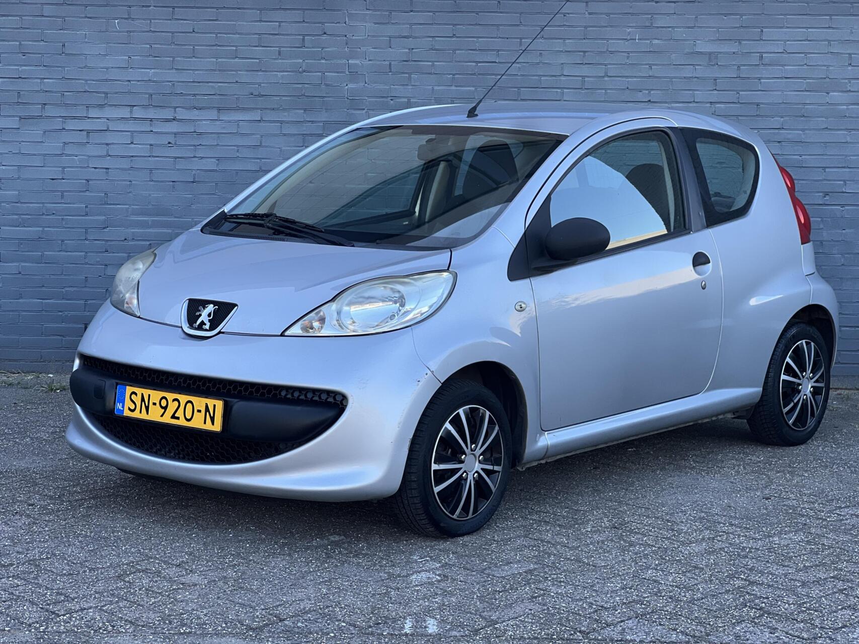 Peugeot 107 1.0-12V Nieuwe APK 2008 - voorkant