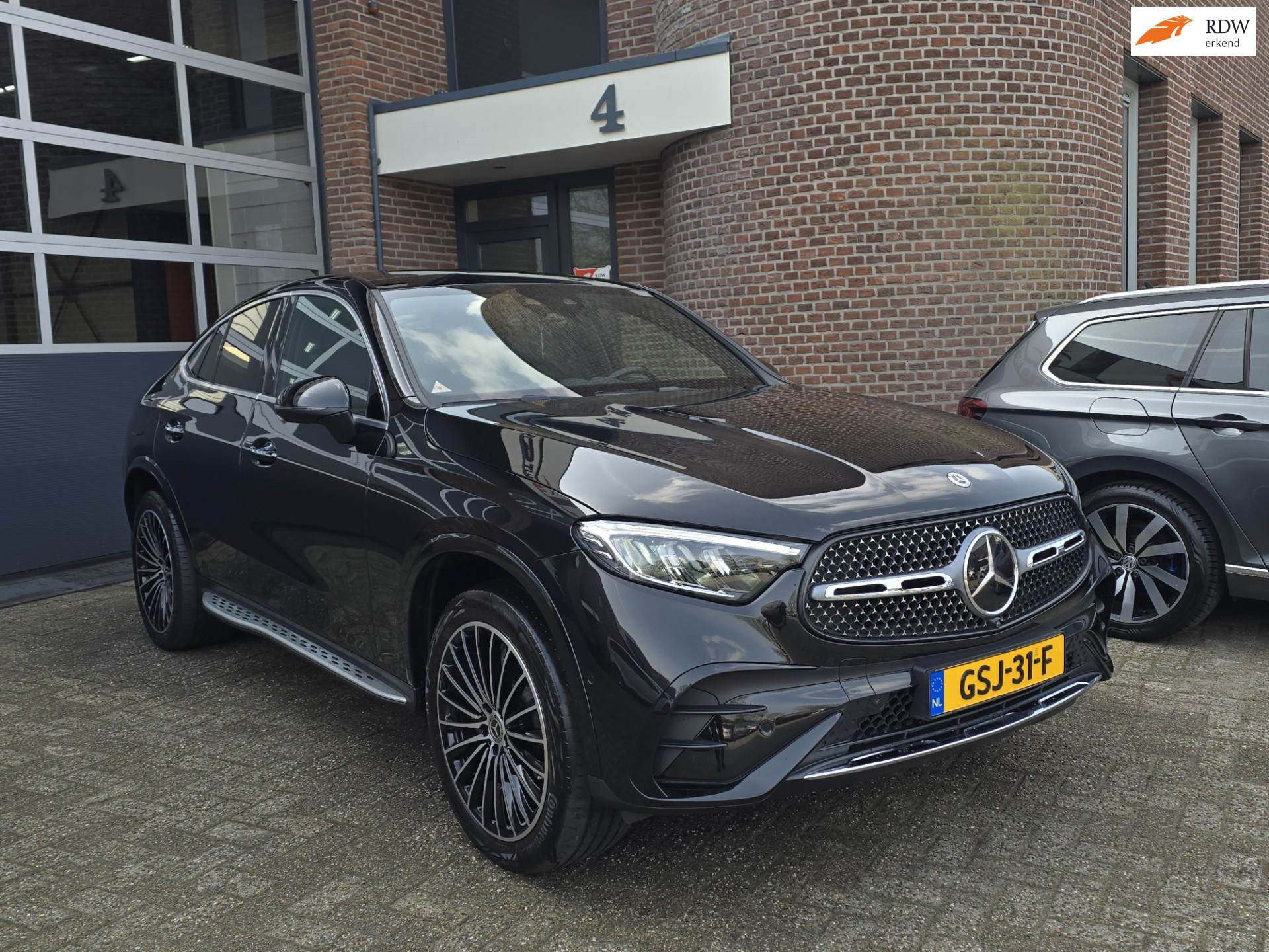 Mercedes-Benz Glc-klasse Coupé 300e 4MATIC AMG Line | BTW 2024 - voorkant