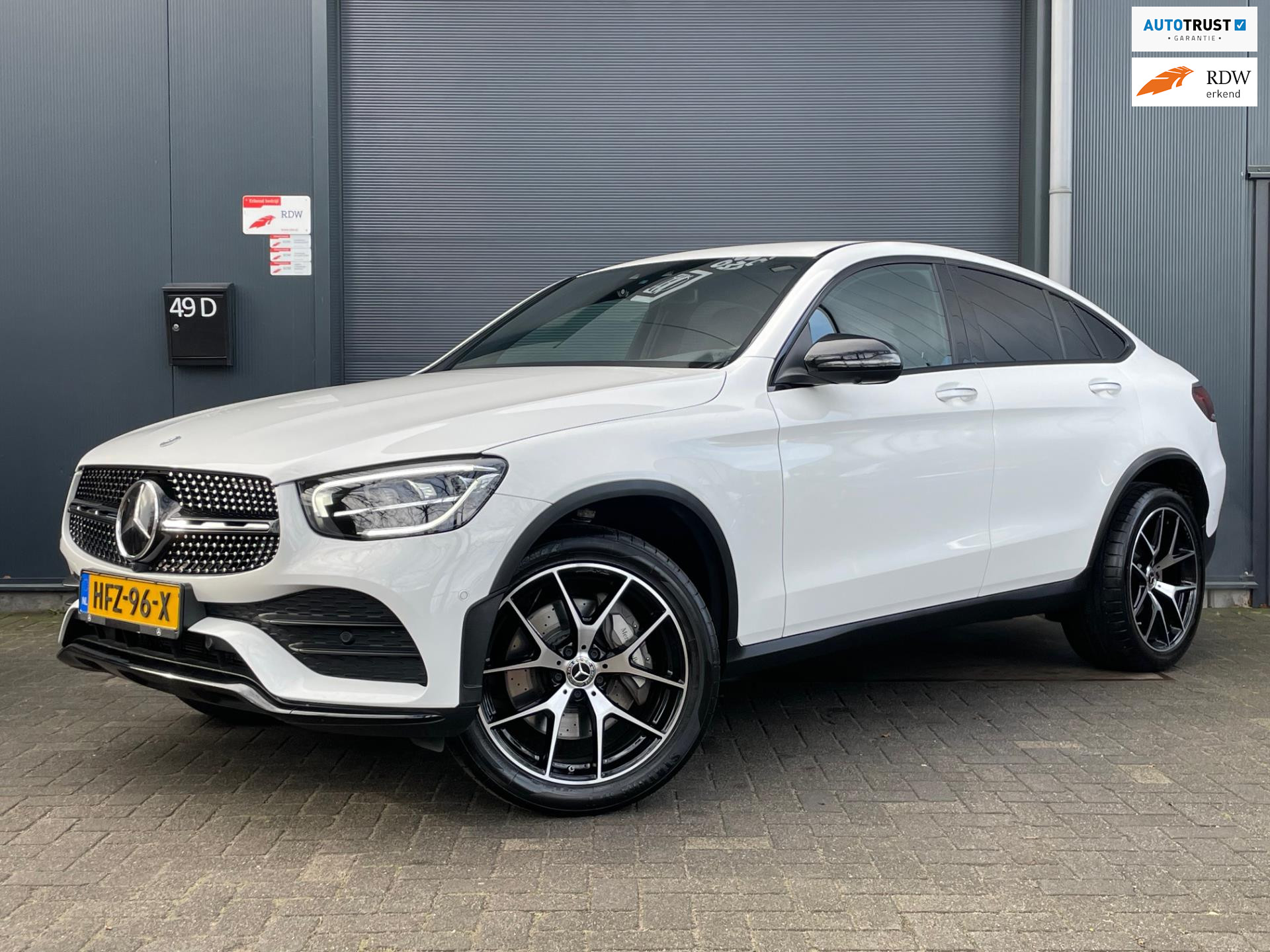 Mercedes-Benz Glc-klasse Coupé 300e 4MATIC Premium Plus AMG 360 CAMERA SFEER ALCANTARA CLIMA CRUISE NAVI DEALER ONDERHOUDEN 2021 - voorkant
