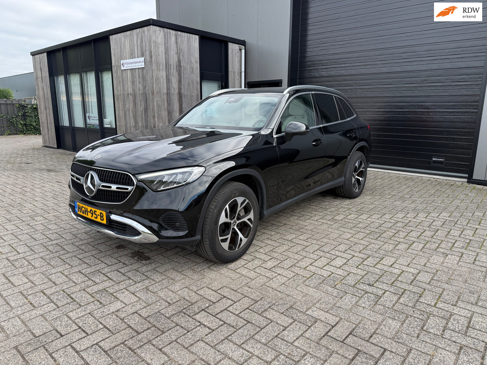 Mercedes-Benz Glc-klasse 4MATIC Luxury Line 313pk Dealer O.H. | Camera | Lederen Sportstoelen Memory & Verwarmd | Panoramadak| 2023 - voorkant