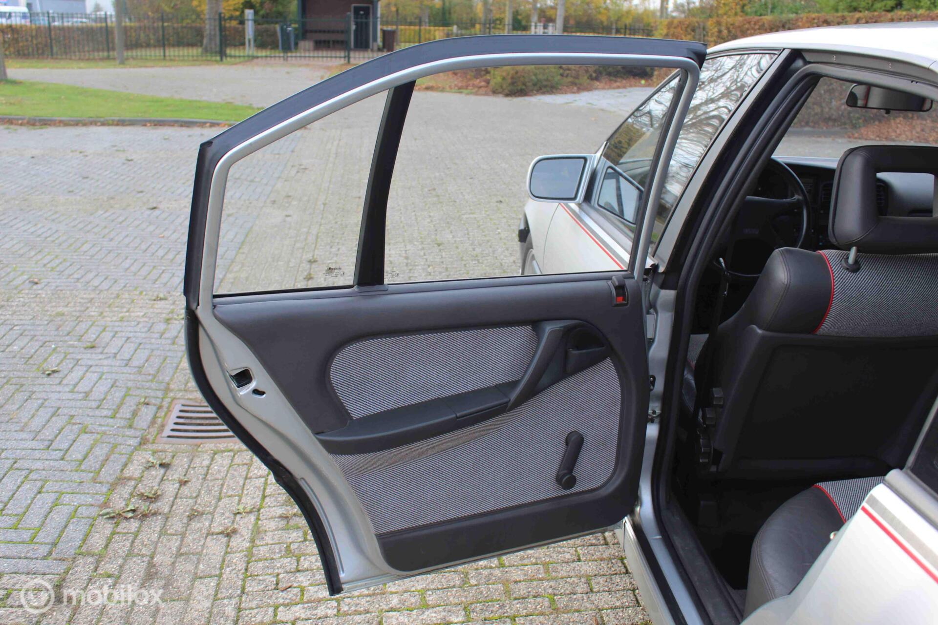 Foto van Opel Omega