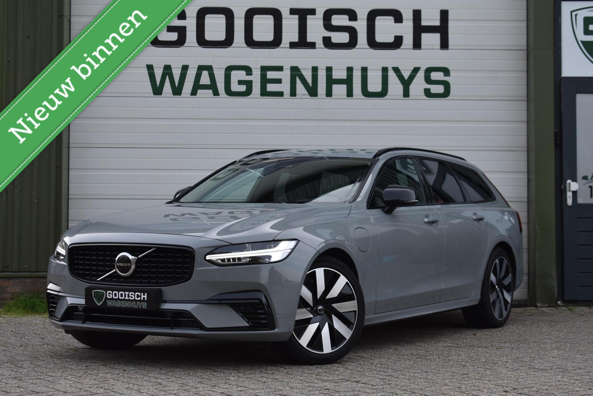 Volvo V90 2.0 T6 Plug-in hybrid AWD Plus Dark | NL Auto | Trekhaak | Harman Kardon | 2025 - voorkant