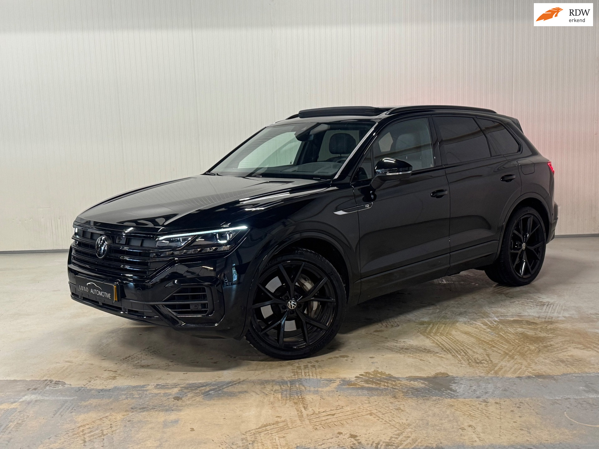 Volkswagen Touareg 3.0 TSi eHybrid 4MOTION R | PANO | 360 CAMERA | DYNAUDIO | HUD | TREKHAAK 2023 - voorkant