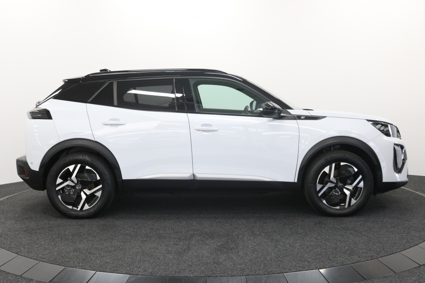 Foto van Peugeot E-2008