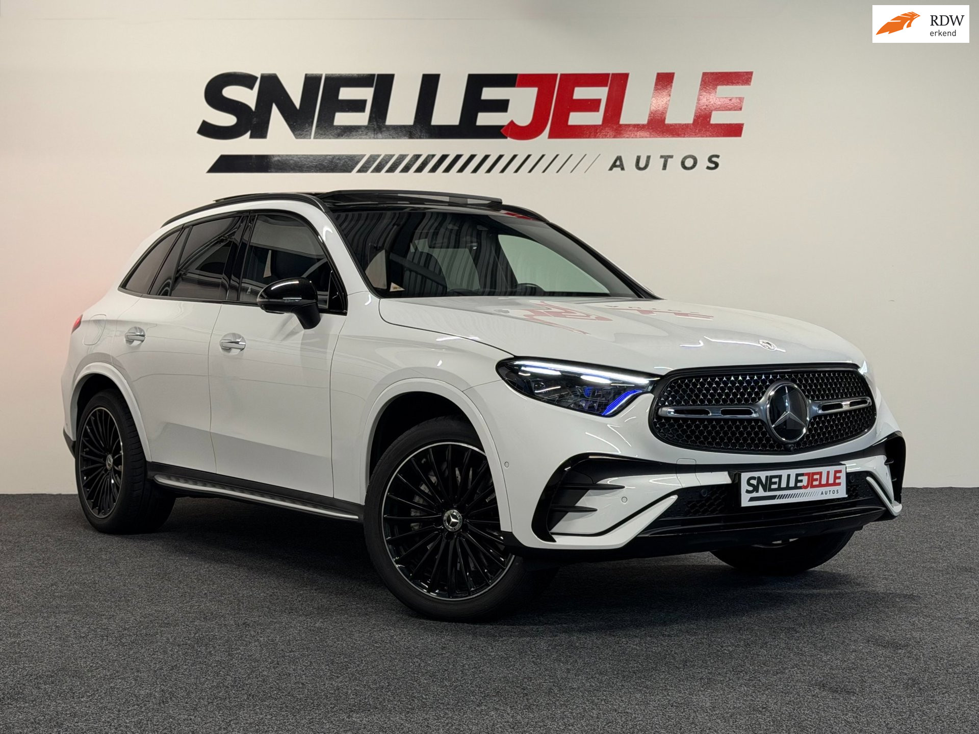 Mercedes-Benz Glc-klasse 400e 4MATIC AMG Line|PANO|MOEMORY|ACHTERAS BESTURING|VERLENGDE GARANTIE|DEALERONDERHOUDEN|TREKHAAK| 2023 - voorkant