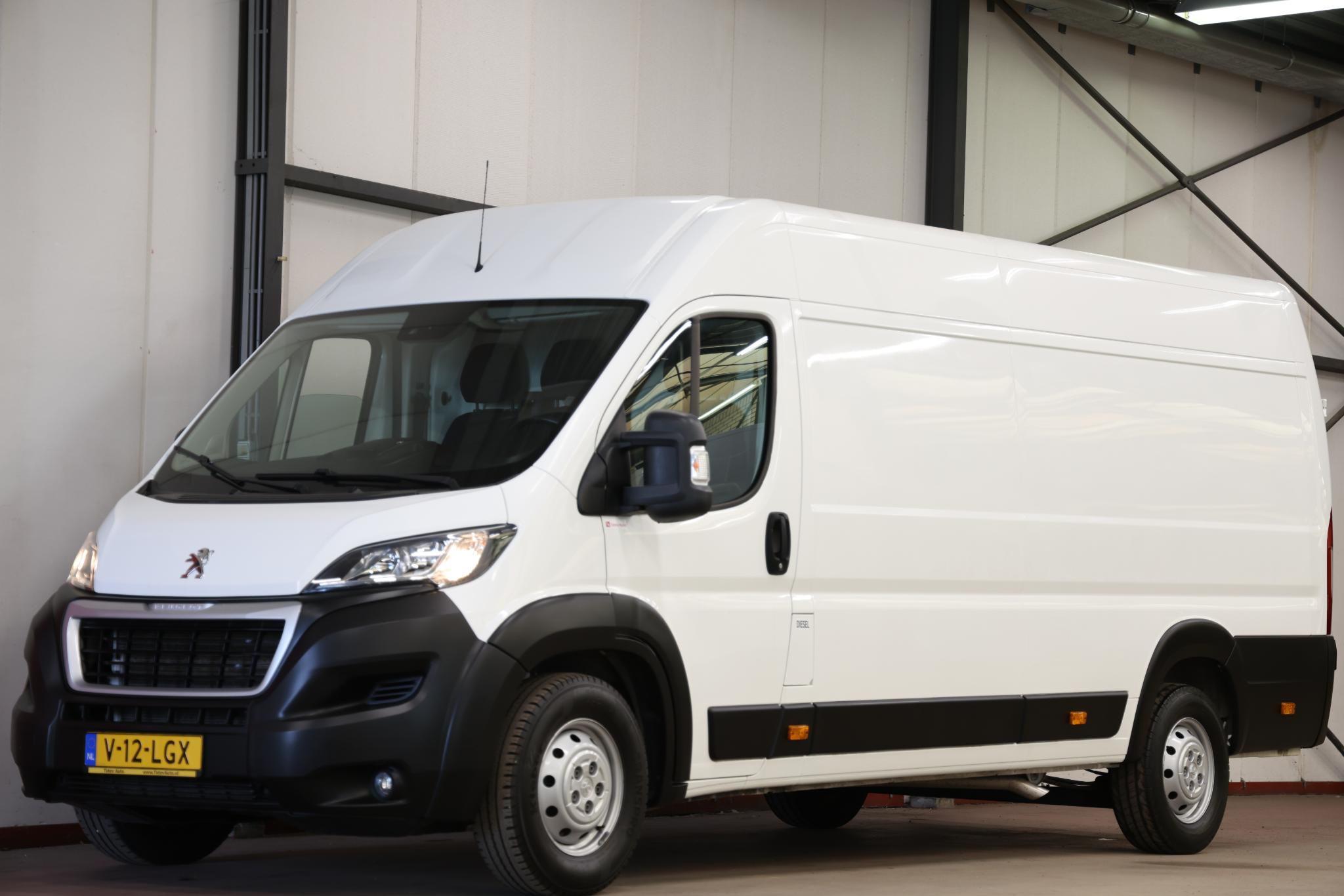Peugeot Boxer 435 2.2 BlueHDi 140 L4H2 Zwaar Grip 2021 - voorkant