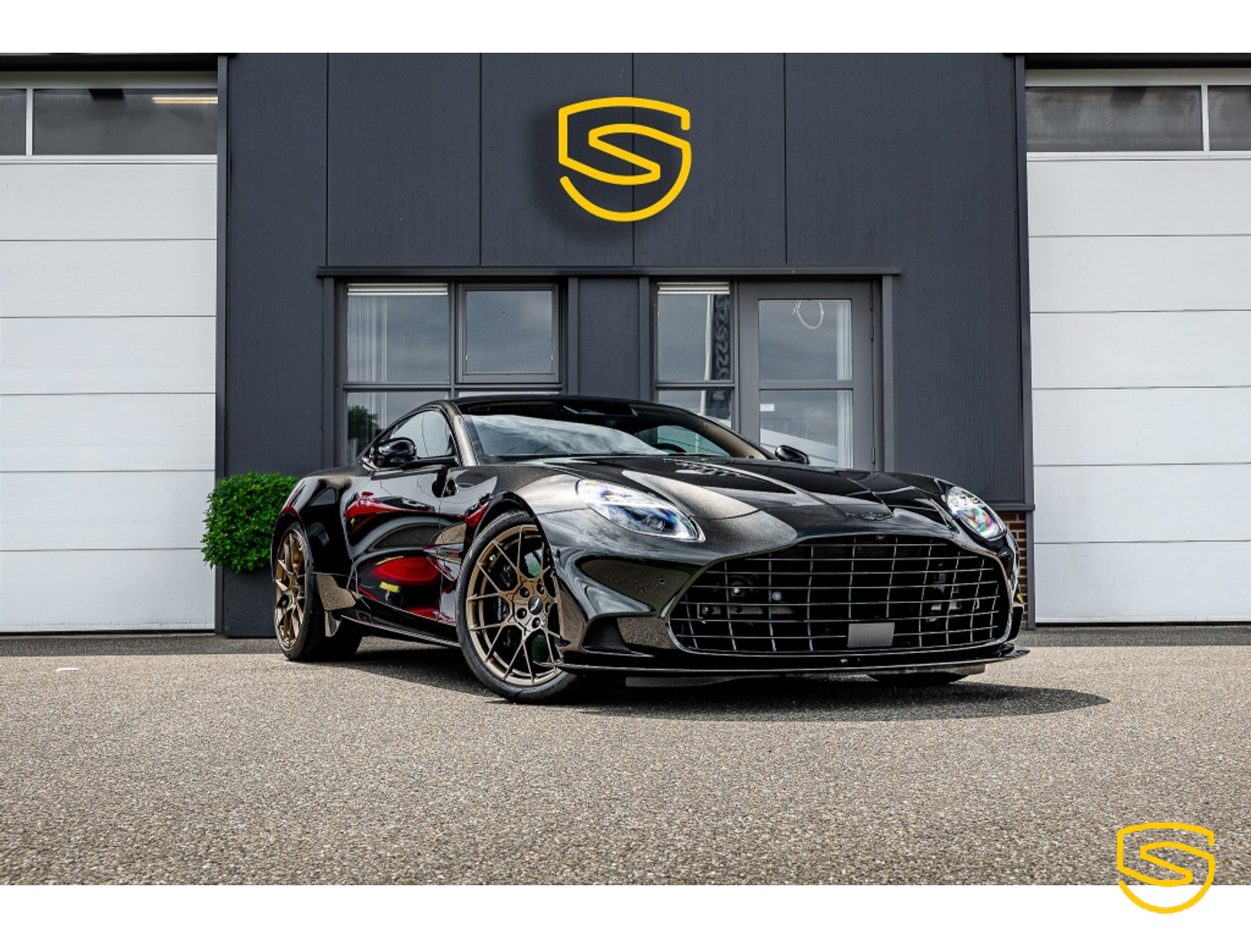 Aston Martin Vanquish V12 | Lift | 21" | Jewellery Pack | Privace Glass | 1st Owner | 2025 - voorkant
