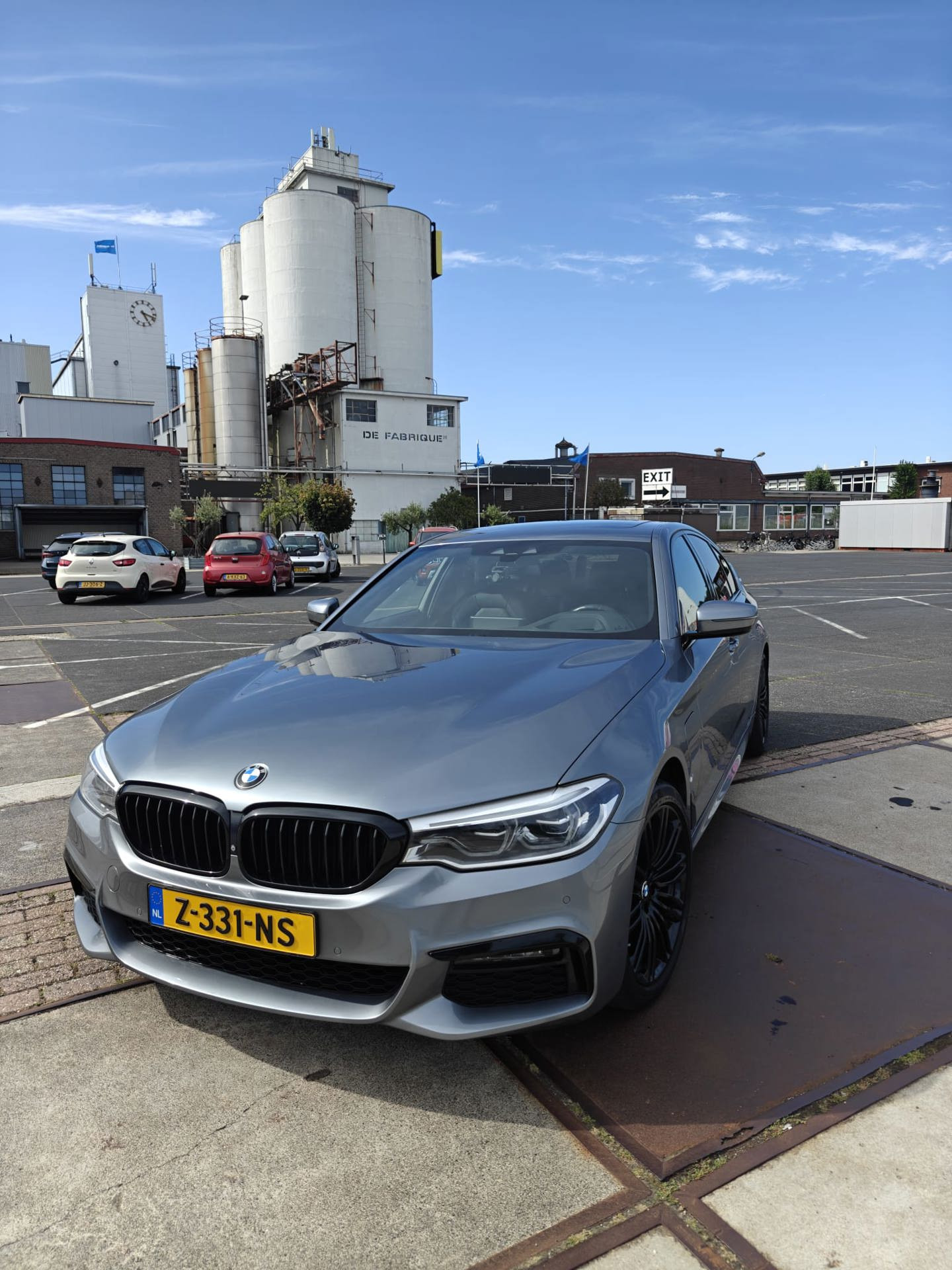BMW 530e Iperformance 530e iPerformance M Sport BJ 2020| Glazen schuif-/kanteldak | Harman Kardon | Zwarte 19" M-velgen 2020 - voorkant