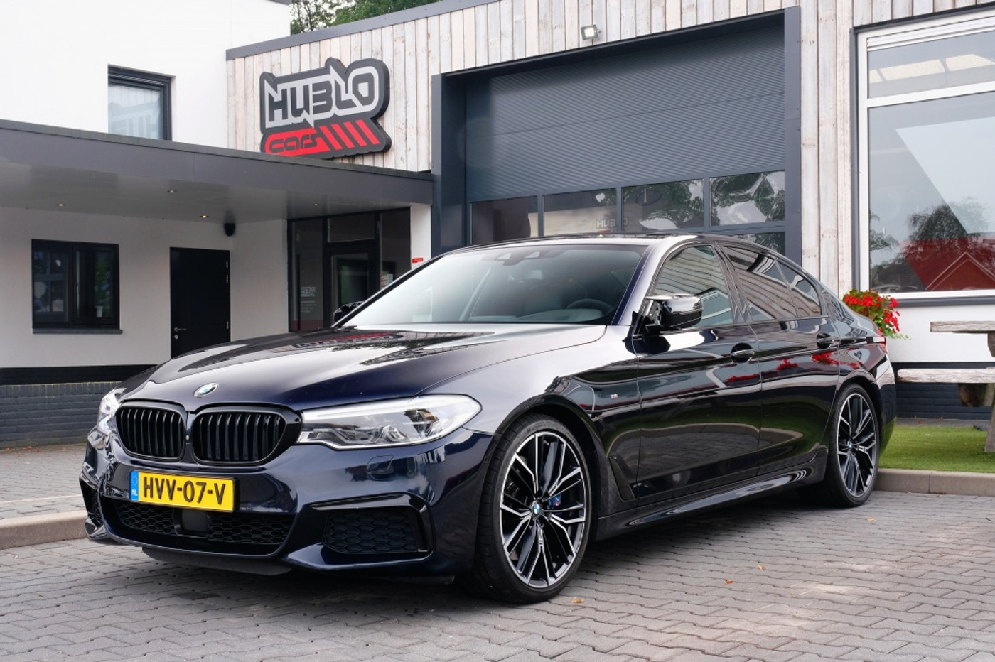 BMW 5-serie M550i xDrive * HUD * Soft-close * Night vision * 2017 - voorkant