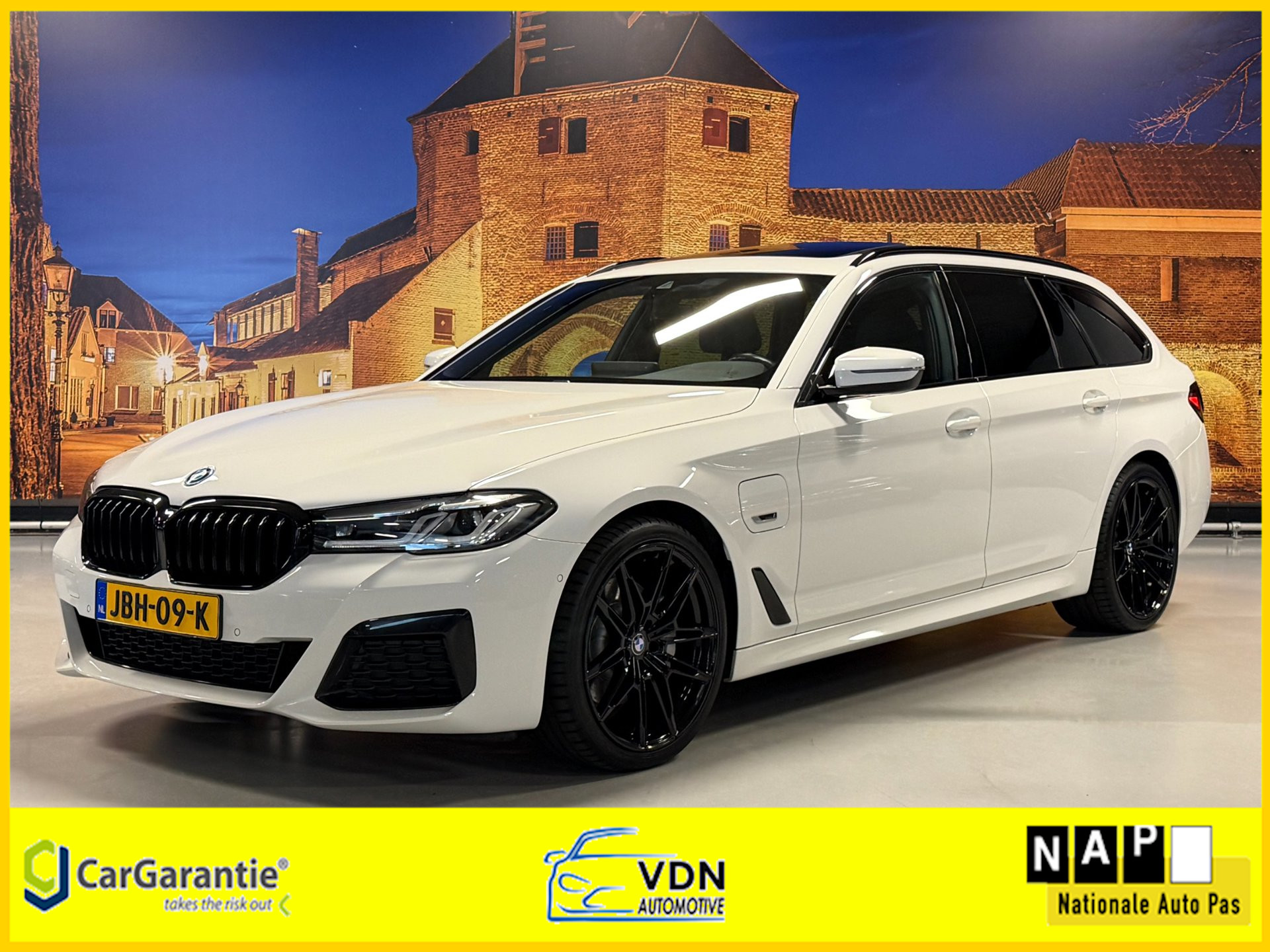 BMW 5-serie Touring 530e M-Sport Aut Panoramadak Camera 2021 - voorkant