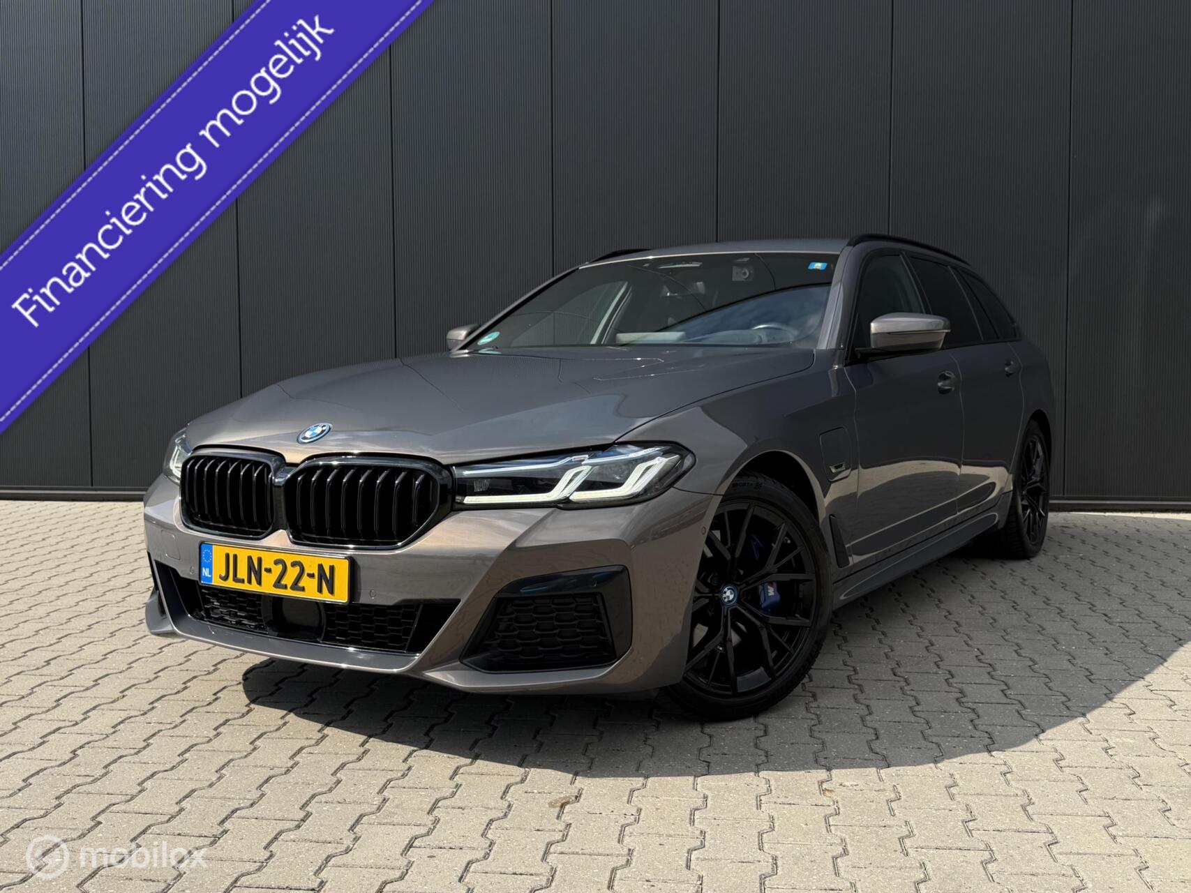 BMW 5-serie Touring 530e Touring M-pakket/Laser/Trekhaak/headup/Alvit Grau 2022 - voorkant