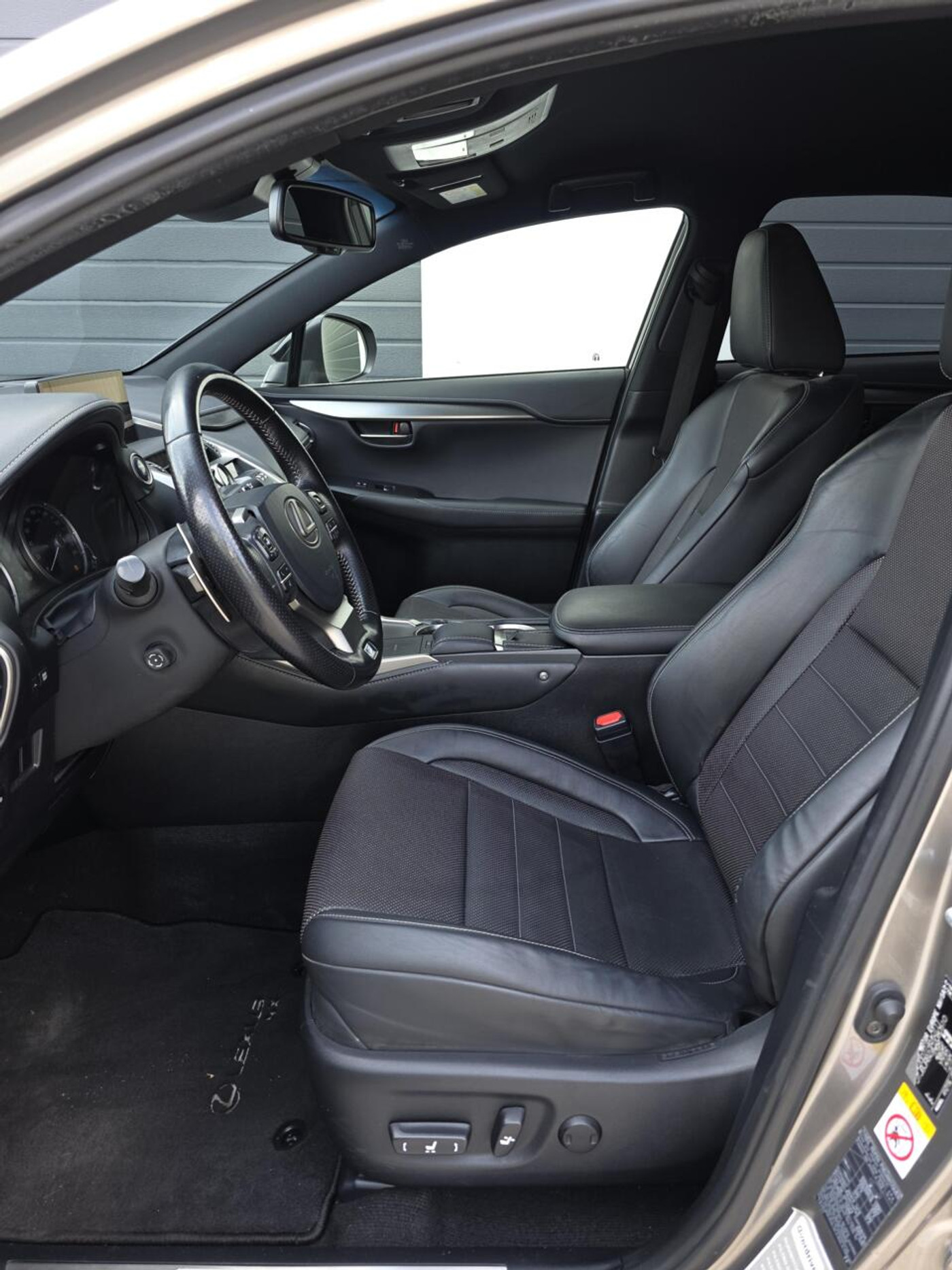 Foto van Lexus NX