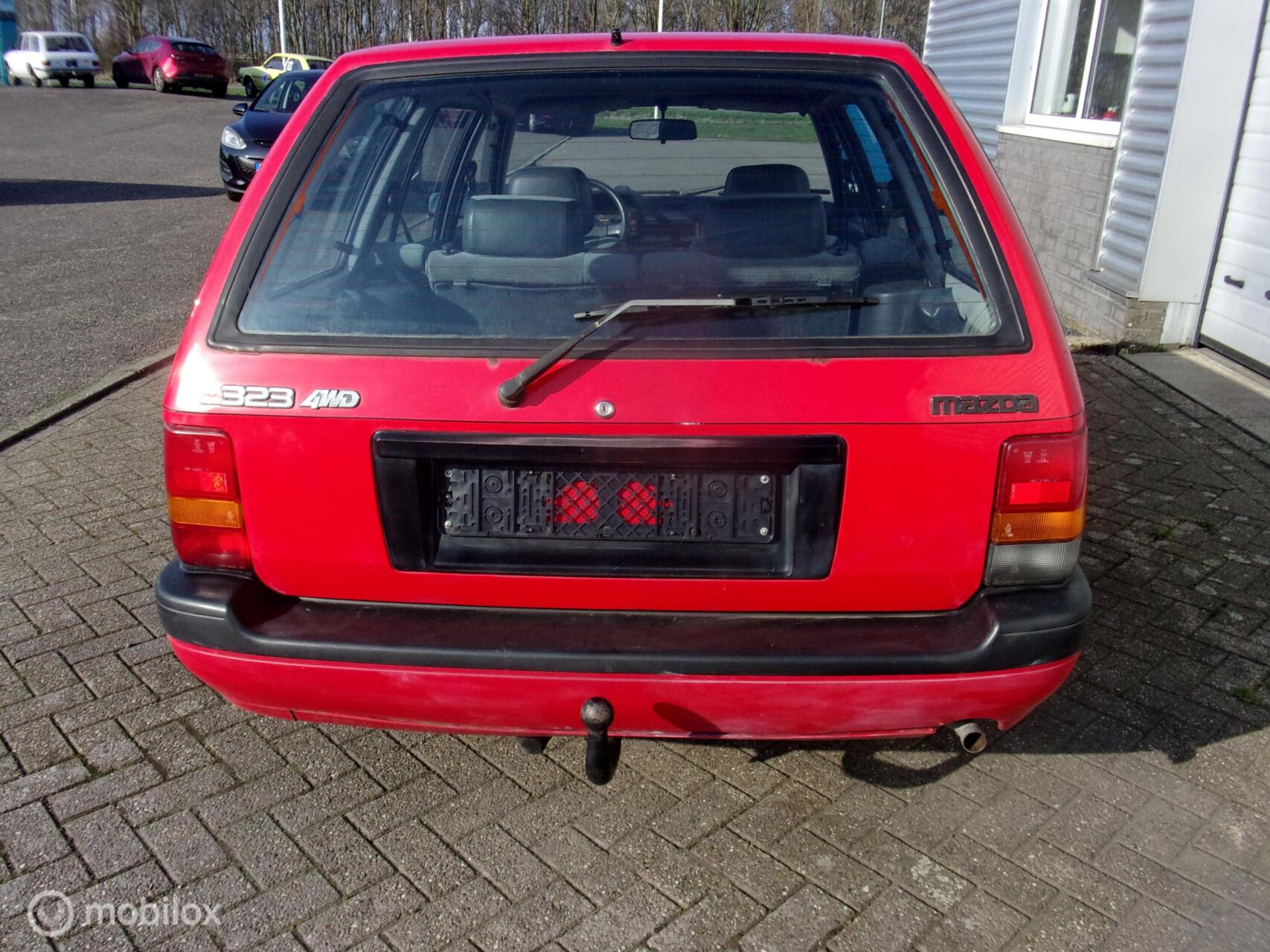 Foto van Mazda 323