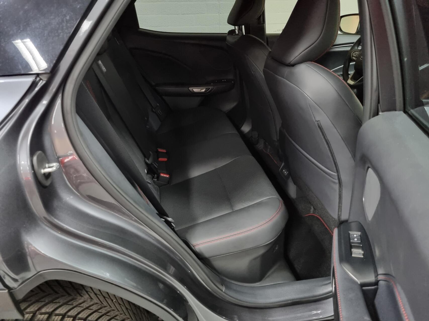 Foto van Lexus LBX