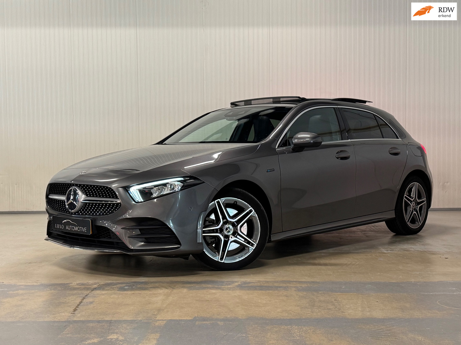 Mercedes-Benz A-klasse 250 e Business Solution AMG Limited | PANO | AMBIANCE | LED 2020 - voorkant