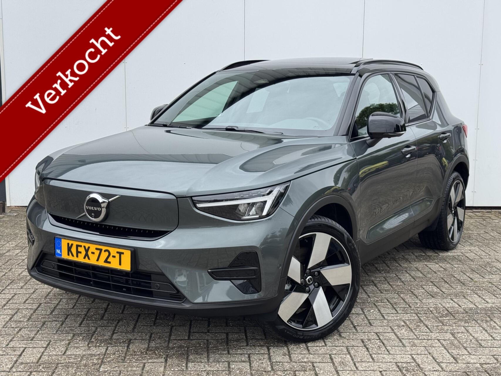 Volvo Ex40 Extended Range Plus in de kleur Forest Lake 2026 - voorkant