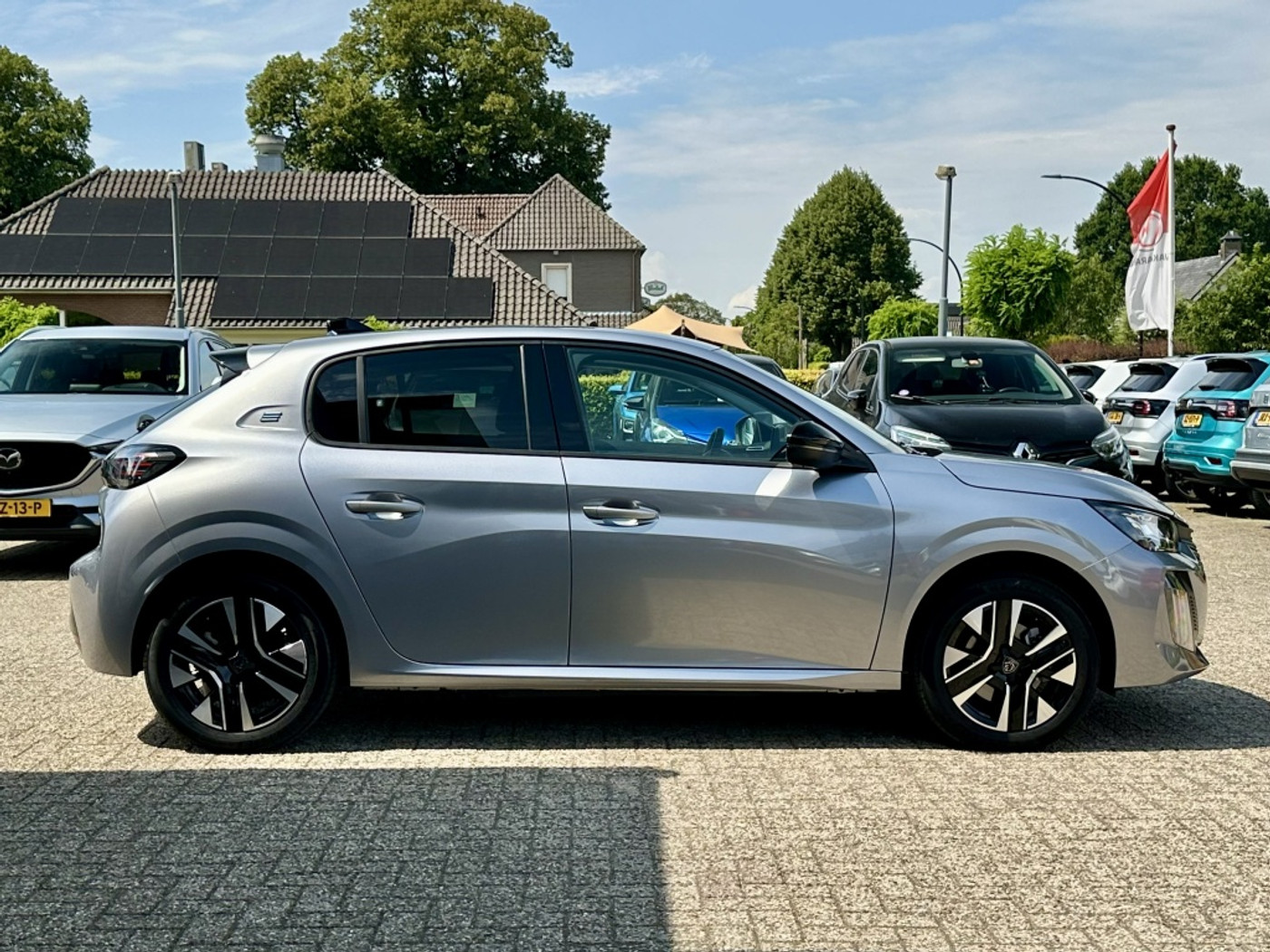 Foto van Peugeot E-208