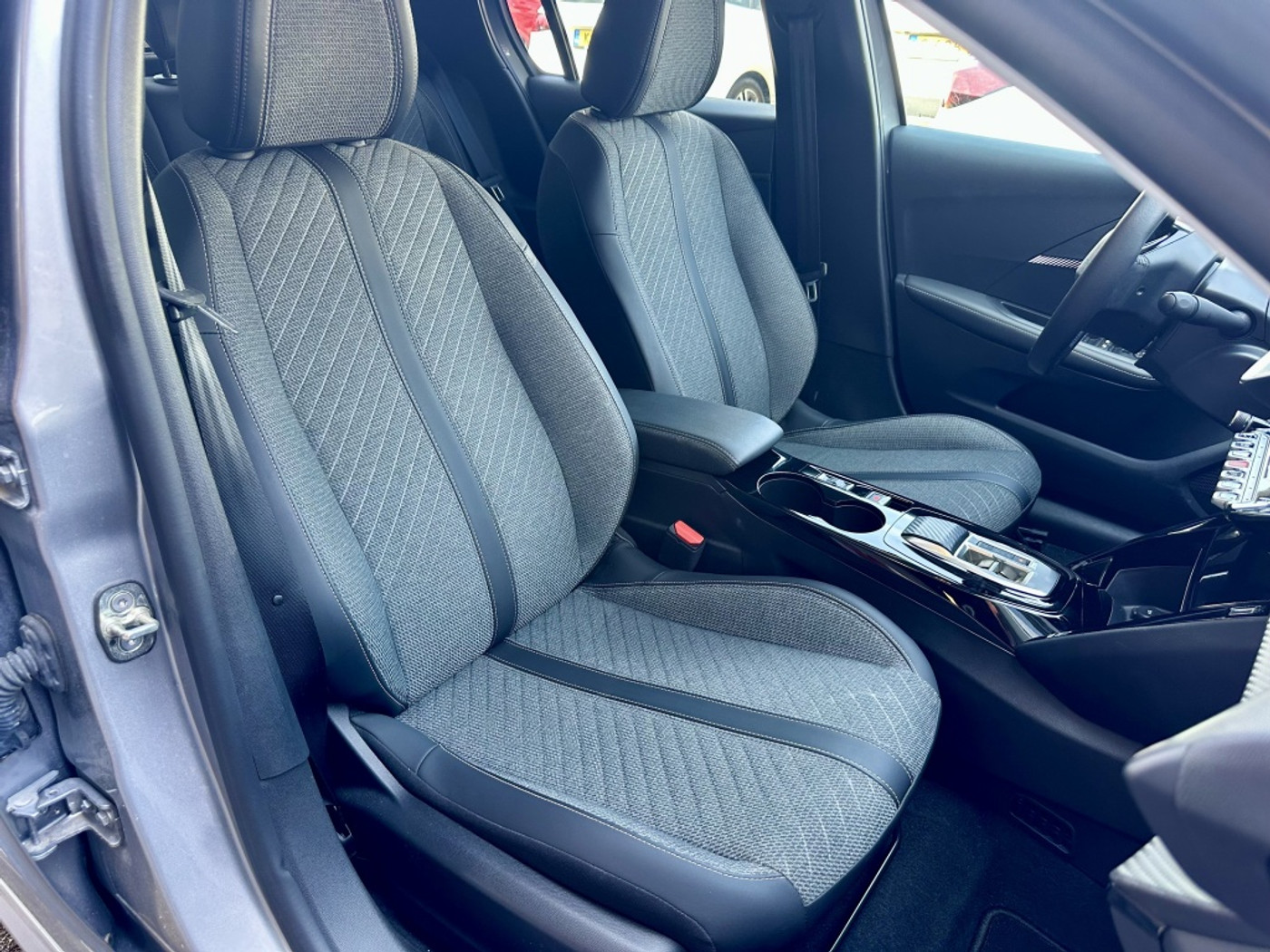 Foto van Peugeot E-208