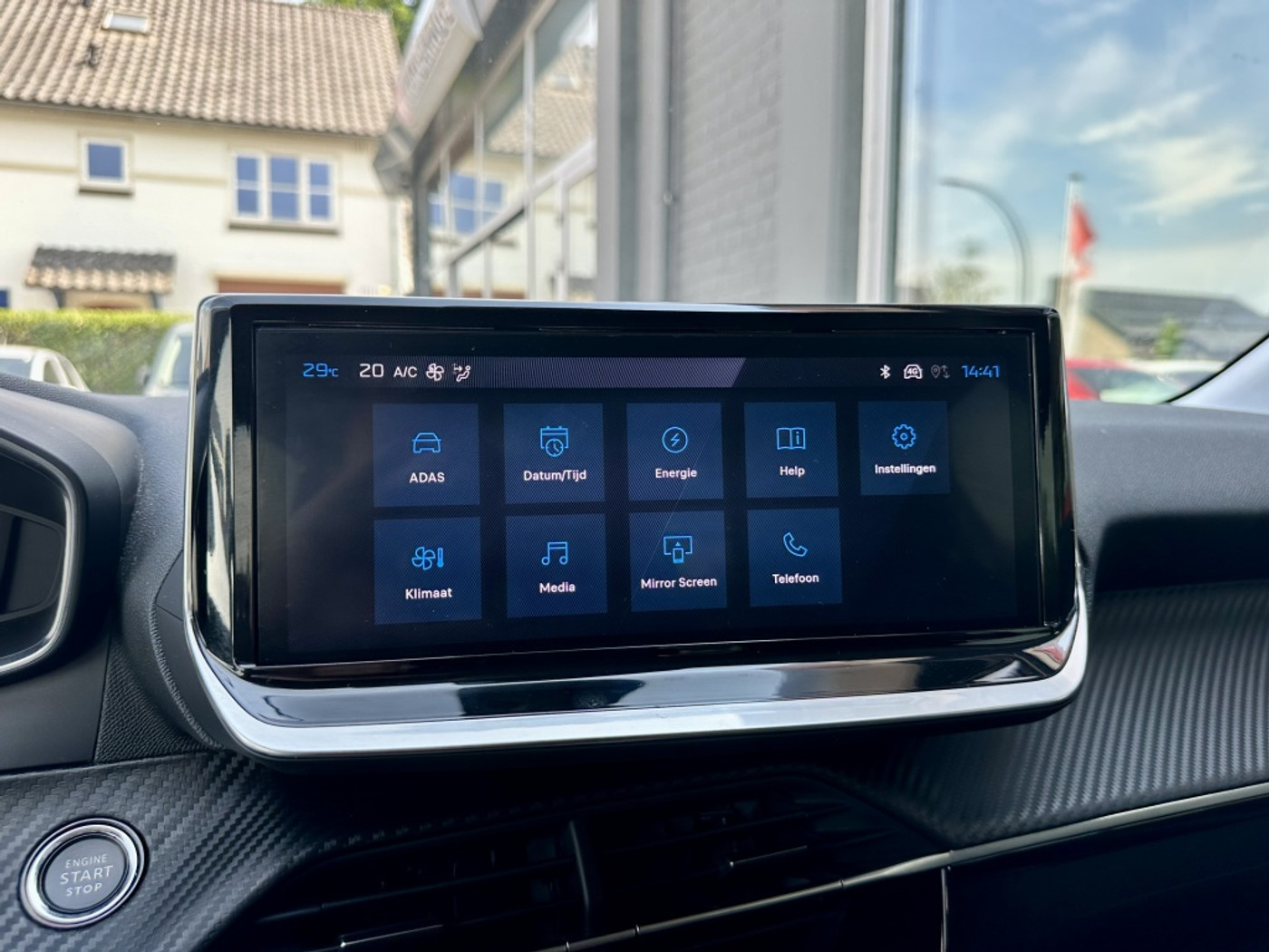 Foto van Peugeot E-208