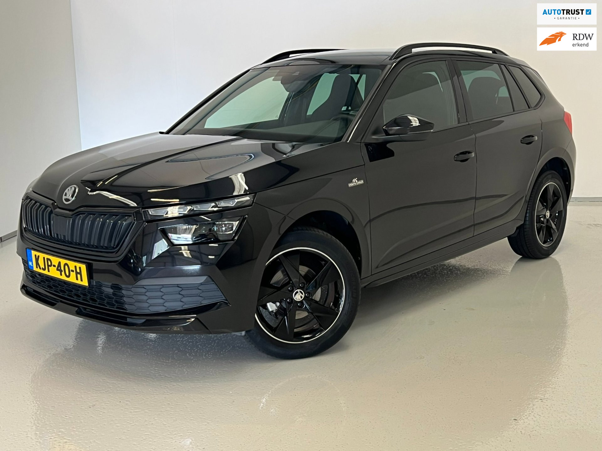 Skoda Kamiq 1.0 TSI Monte Carlo / Pano / CarPlay / ACC / Camera 2023 - voorkant
