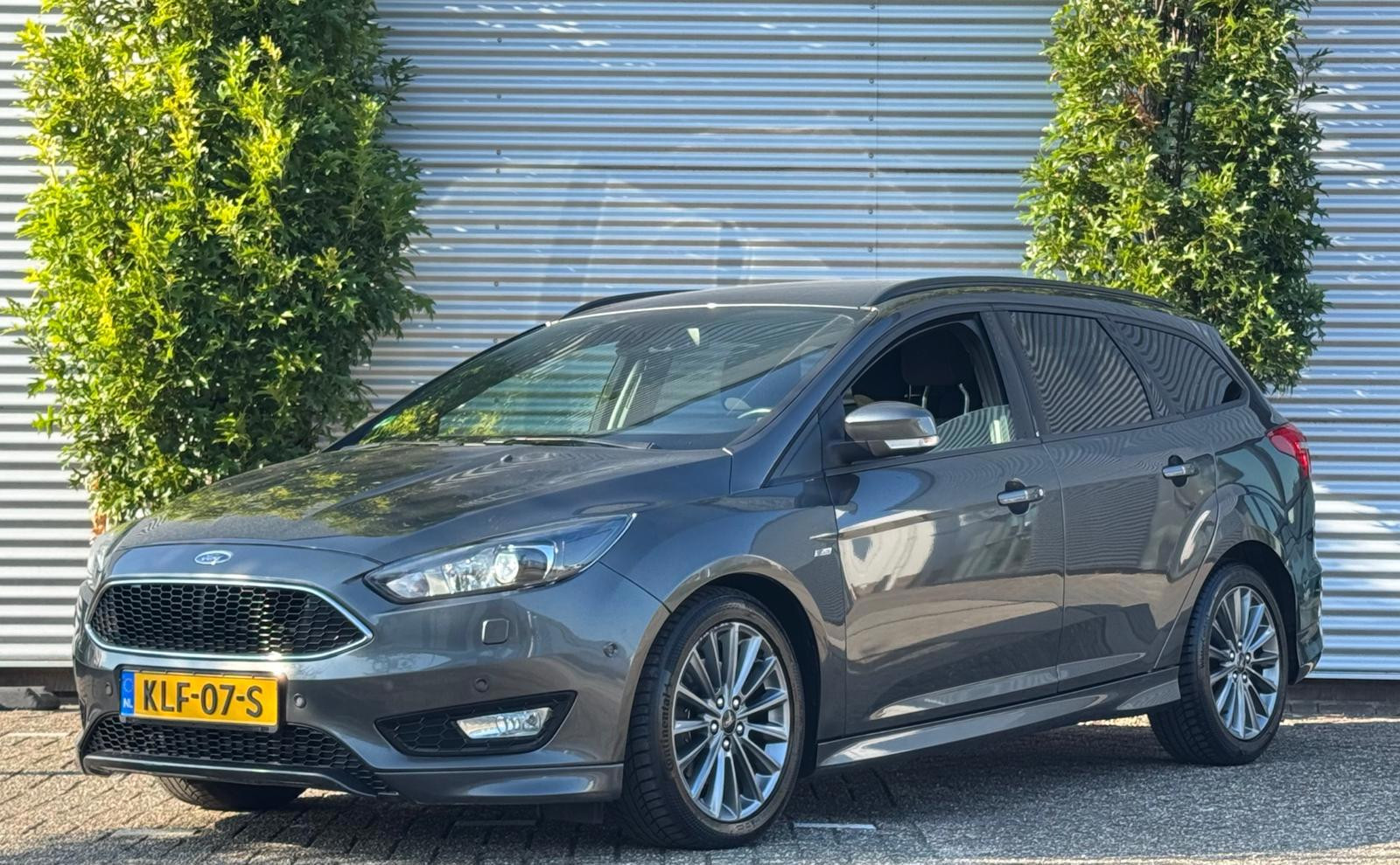 Ford Focus Wagon 1.5 EcoBoost ST-Line 182PK Automaat / NAVI / XENON 2018 - voorkant