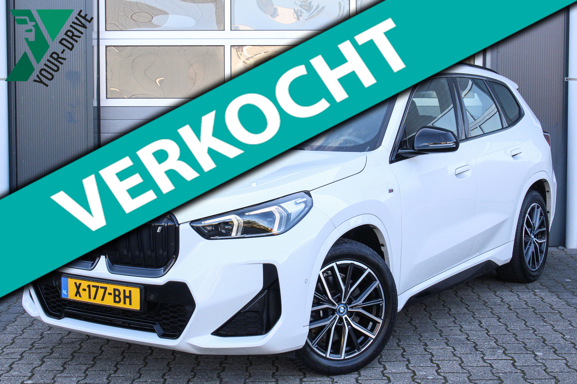 BMW Ix1 Xdrive30 XDrive30 67 kWh M-Sport | 12 Mnd. Garantie & SOH 92,3%| Nette en complete iX1 met historie 2023 - voorkant
