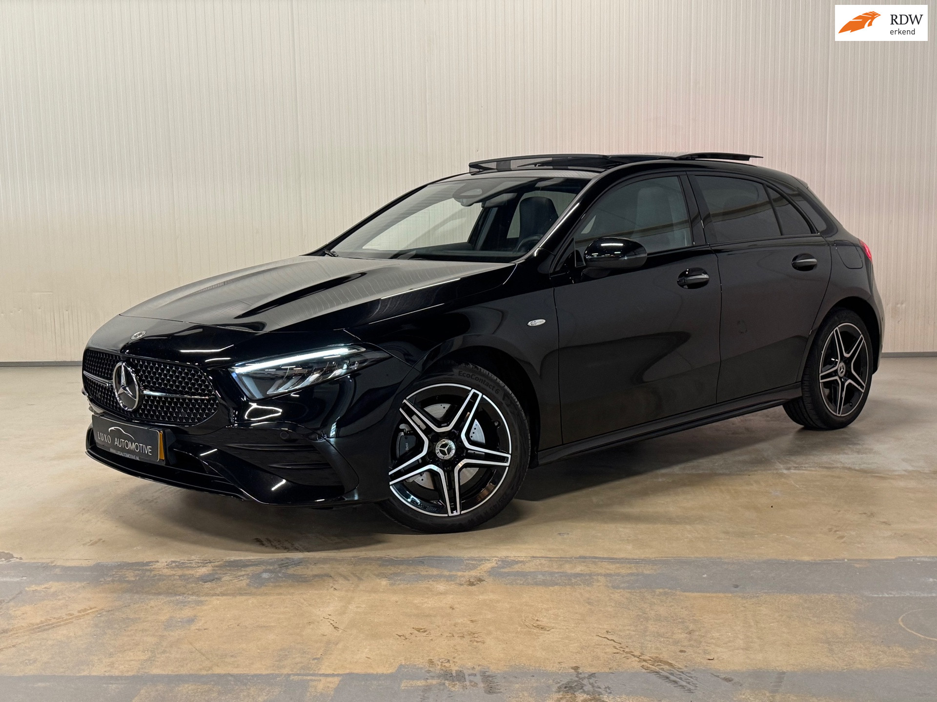 Mercedes-Benz A-klasse 250 e Business Solution AMG | FACELIFT | PANO | NIGHT | CAMERA | LED 2025 - voorkant