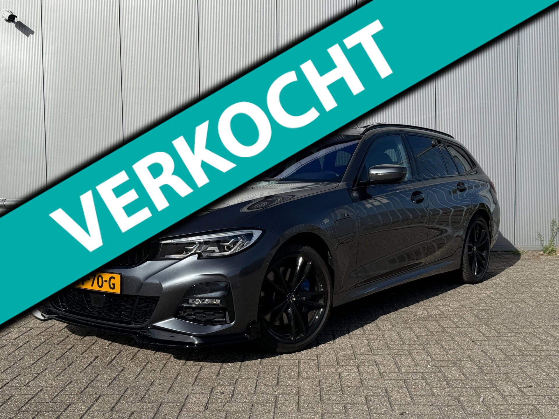 BMW 3-serie Touring 330e xDrive High Executive | Panoramadak | M-Pakket | Elektrische voorstoelen | Head-up Display | BOMVOL! 2022 - voorkant