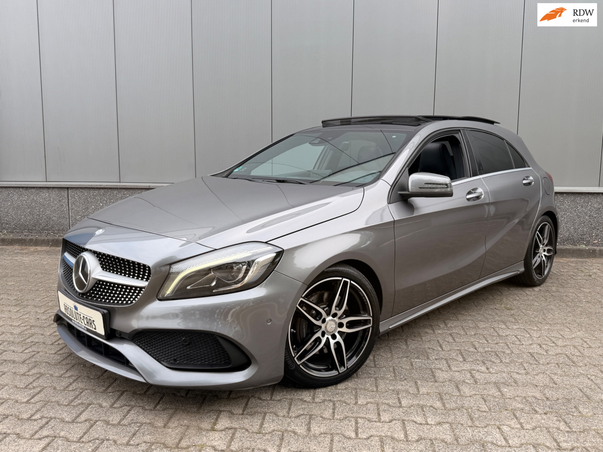 Mercedes-Benz A-klasse 250 Prestige AMG-Line Facelift Pano H&K Memory Cam ACC PDC Navi 2015 - voorkant