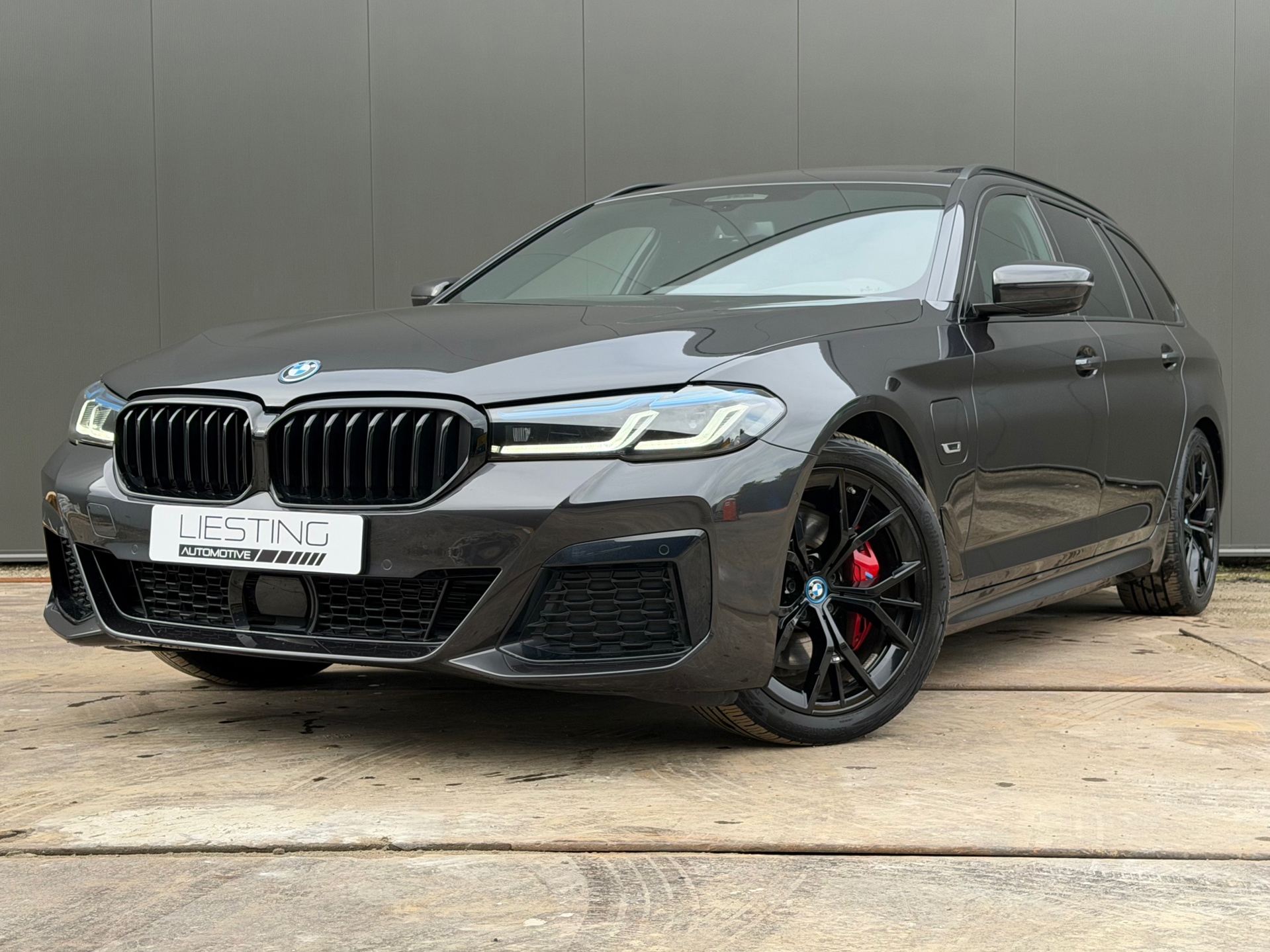BMW 5-serie Touring 530e M-Sport Pro - Pano Trekhaak ACC H/K 2022 - voorkant