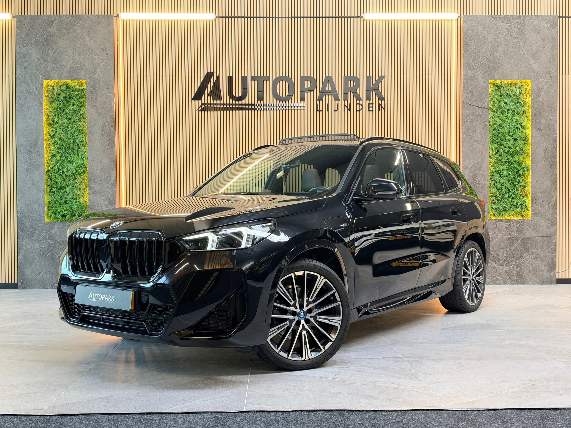BMW X1 XDrive25e |M-Sport|PANO|HuD|H&K|MASSAGE|360 CAMERA|KEYLESS|21 INCH|PLUG IN HYBRIDE|SFEERVERLICHTING|DEALER ONDERHOUDEN|VOL! 2023 - voorkant