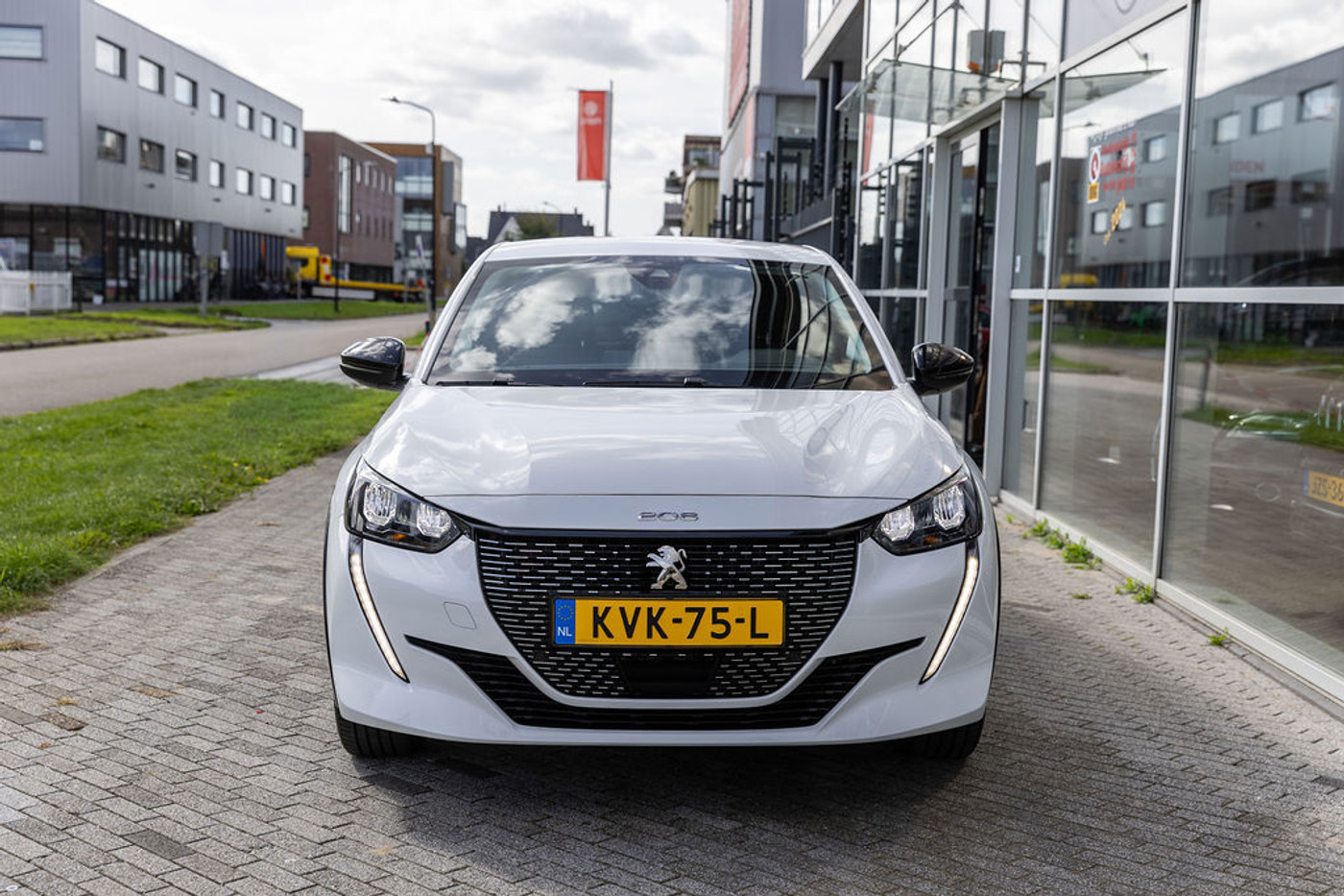 Foto van Peugeot E-208
