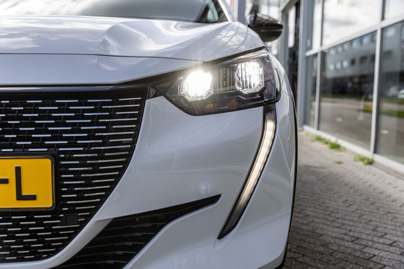 Foto van Peugeot E-208