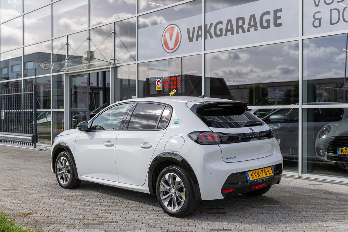Foto van Peugeot E-208