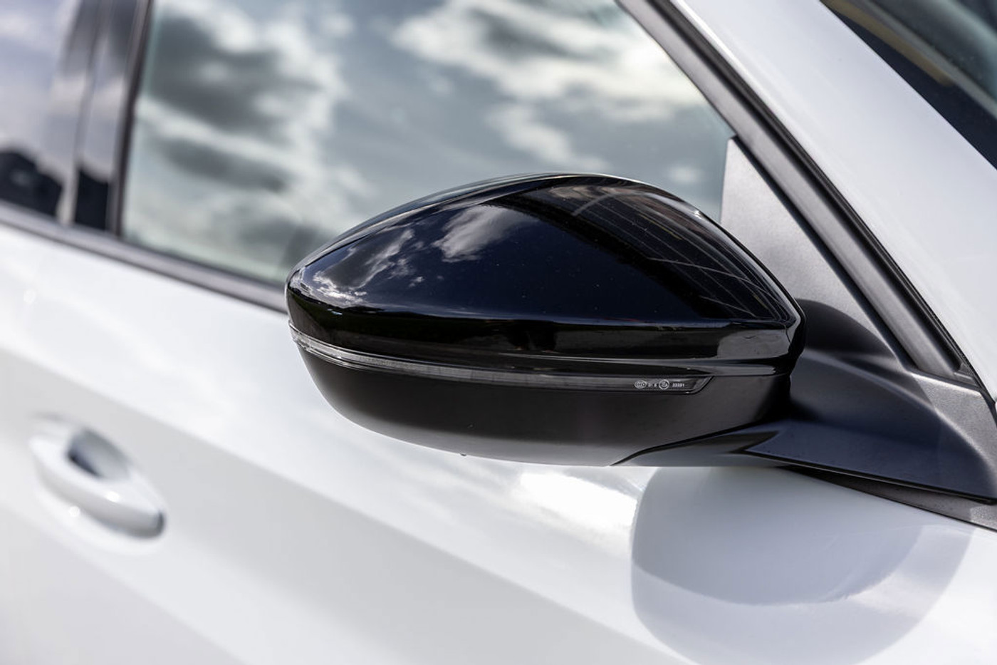 Foto van Peugeot E-208