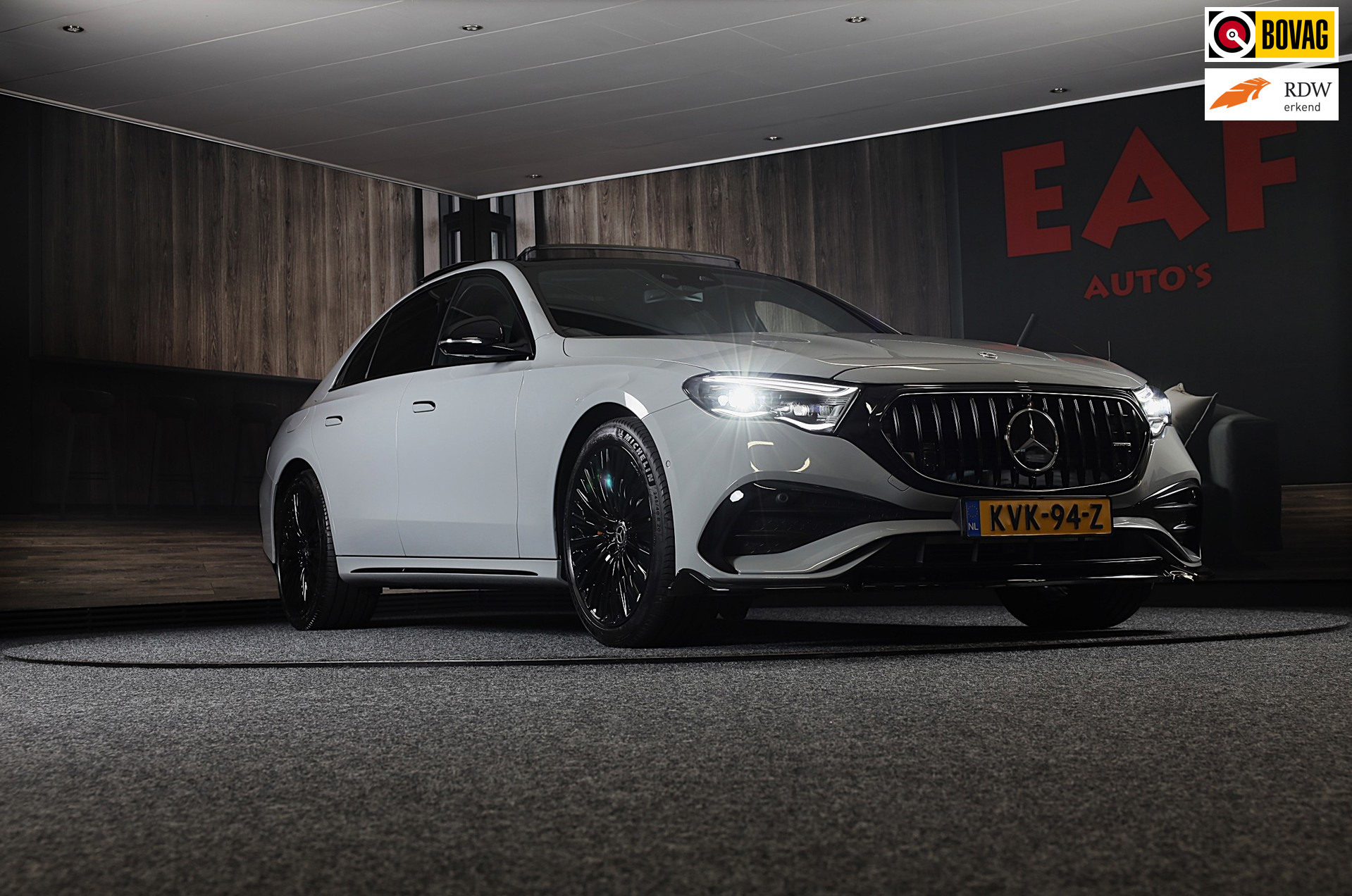 Mercedes-Benz E-klasse 300 e AMG 53 Look / Head Up / Luchtvering / Burmester 4D / HYPERSCREEN / Acc / Memory / Open Pano / 20 Inch 2025 - voorkant