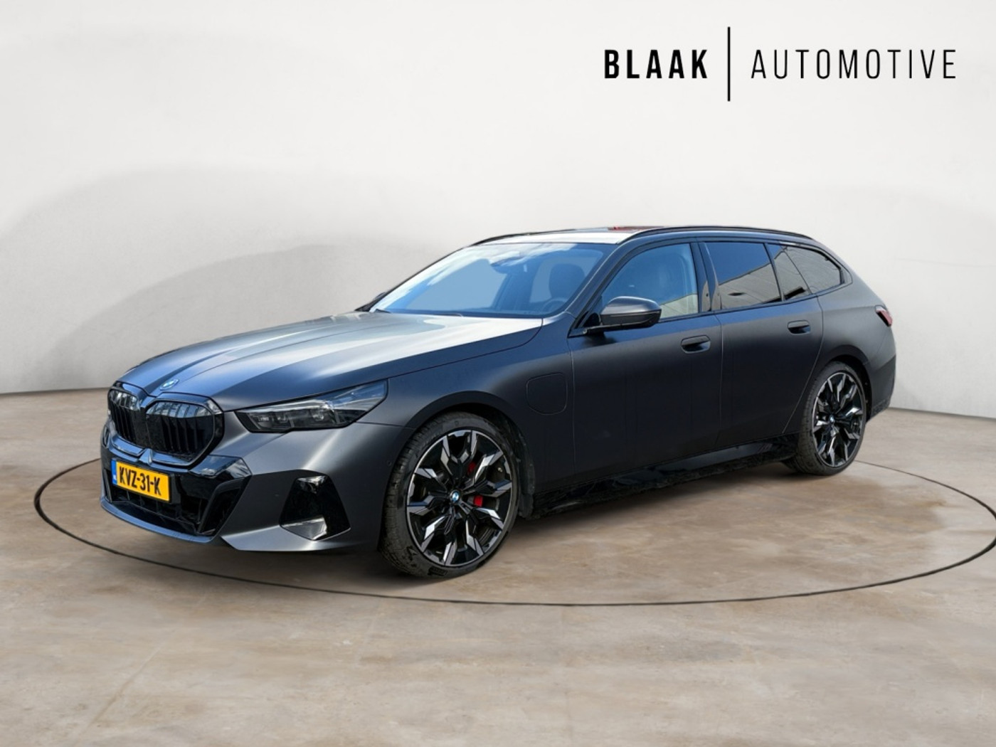 BMW 5-serie Touring 530e M Sport-Pro  Edition | matzwart | 21" individual | innovation | leer | head-up 2025 - voorkant