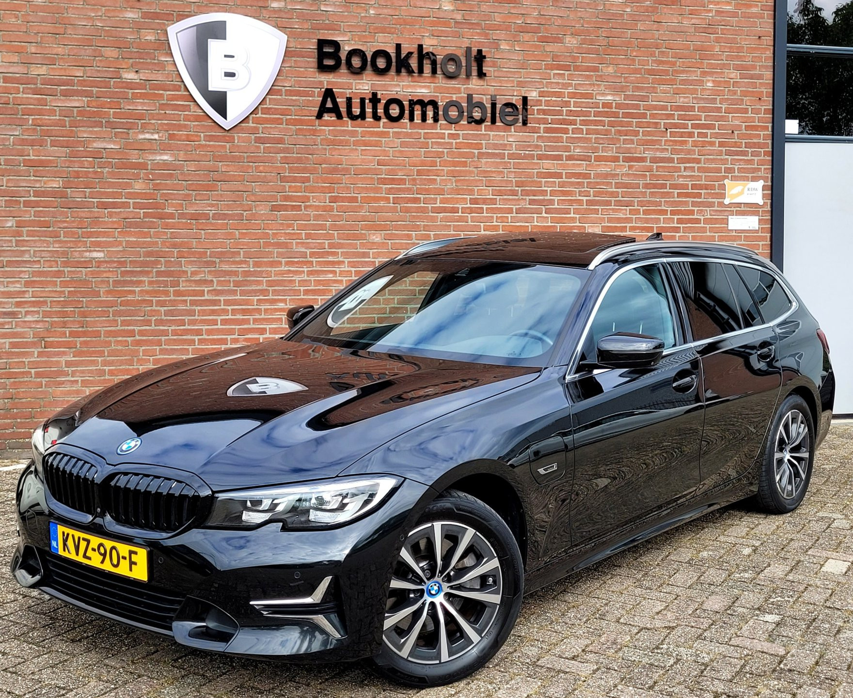 BMW 3-serie Touring 320e Pano 360-Cam Tr.haak, 98% SOH (BTW-auto) 2022 - voorkant