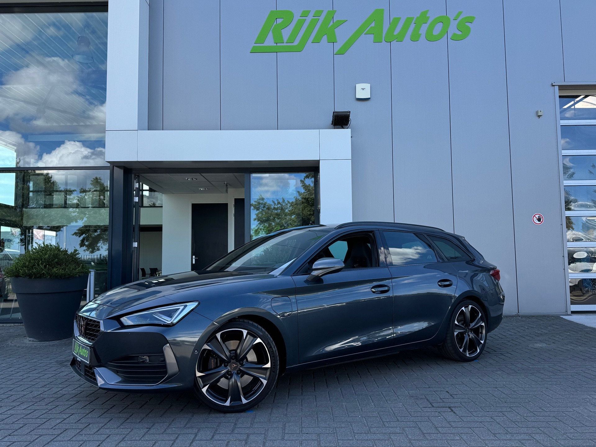 Cupra Leon Sportstourer 1.4 e-Hybrid VZ * Camera * Stuur-/ Stoelverwarming * 19 Inch 2024 - voorkant