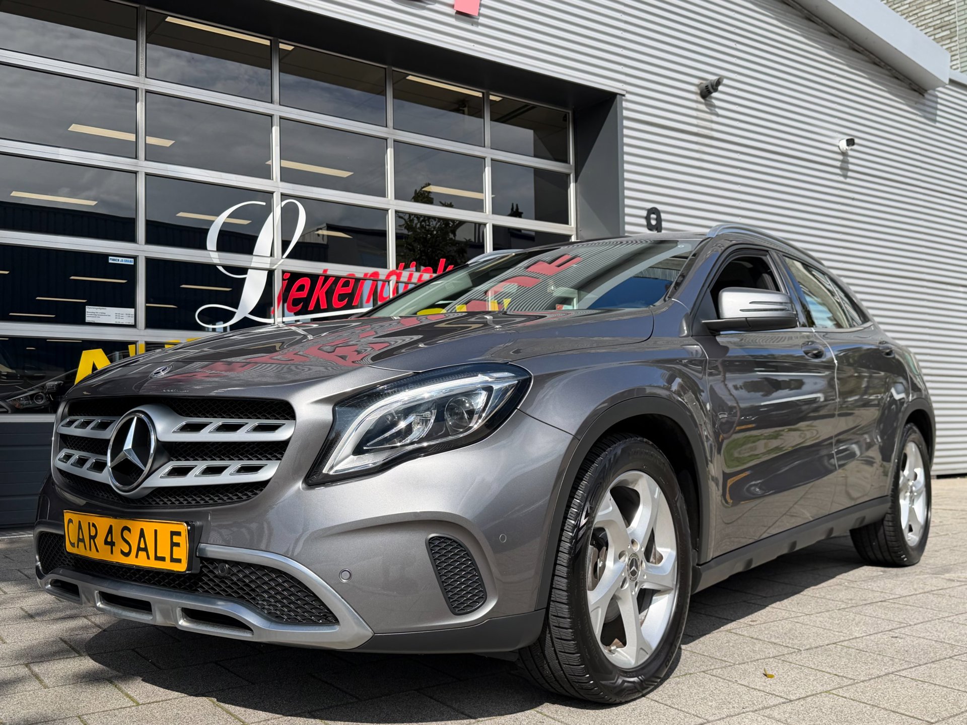Mercedes-Benz Gla-klasse 180 Urban Sport - Navigatie I Airco I 1/2 Leder Sport interieur & Velgen I LED I Camera - PDC I 2019 - voorkant