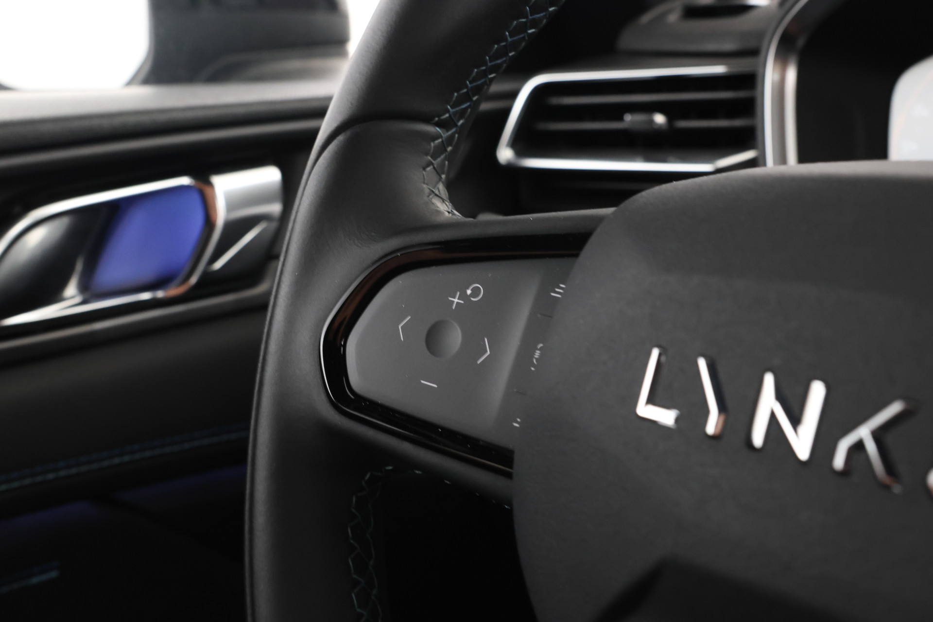 Foto van LYNK & Co 01