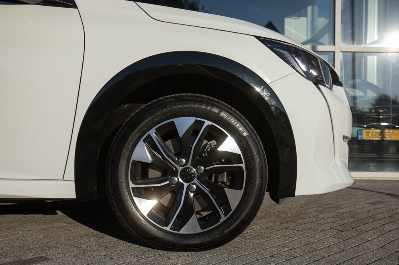 Foto van Peugeot E-208